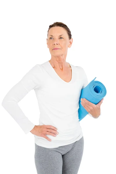 Mulher madura segurando tapete de exercício — Fotografia de Stock