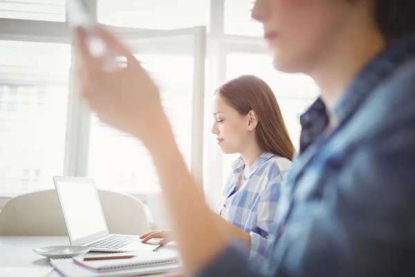 Kobieta korzysta z laptopa w biurze kreatywnych — Zdjęcie stockowe