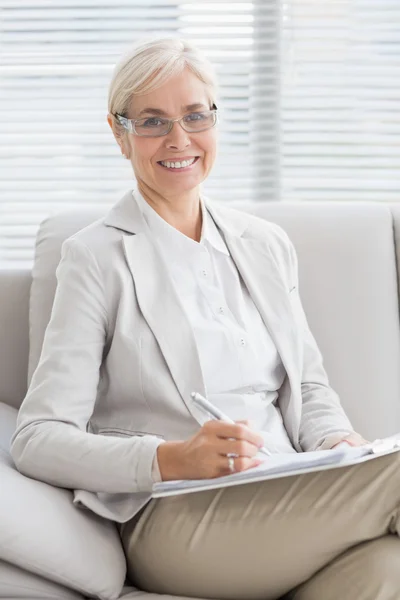 Terapeuta sorridente no escritório — Fotografia de Stock