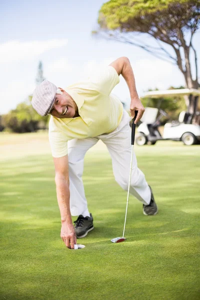 Mężczyzna trzymający kij golfowy — Zdjęcie stockowe