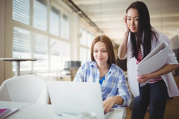 Vrouwelijke collega 's werken aan laptop — Stockfoto