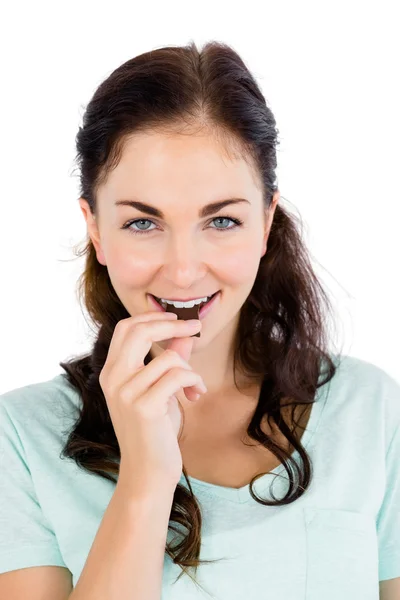 Mujer comiendo barra de chocolate —  Fotos de Stock