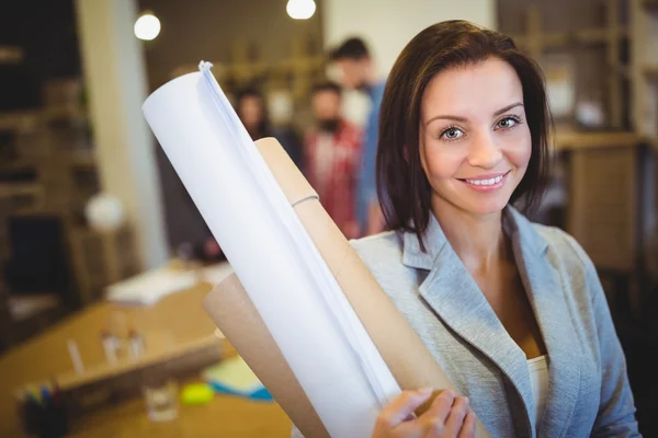 Architecte féminine confiante avec des plans — Photo