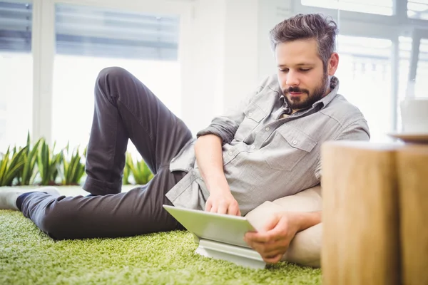 Geschäftsmann arbeitet am Laptop — Stockfoto