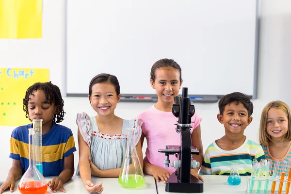 Barn med vetenskaplig utrustning i laboratorium — Stockfoto