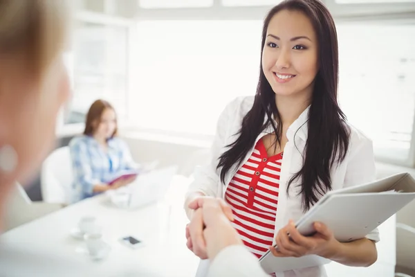 Mujer de negocios estrechando la mano con su pareja — Foto de Stock