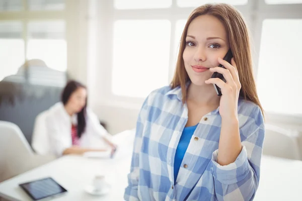 Empresária usando telefone — Fotografia de Stock