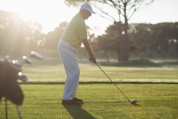 Reifer Mann beim Golfspielen — Stockfoto