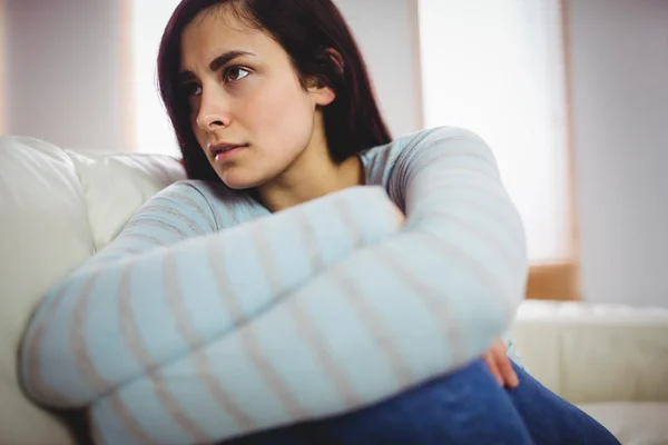 Mujer pensativa en casa — Foto de Stock