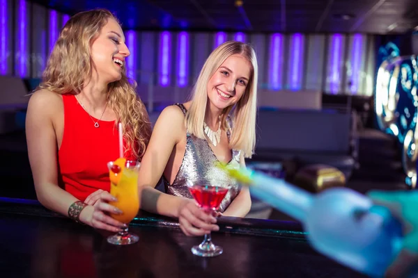 Freunde genießen Drinks im Nachtclub — Stockfoto