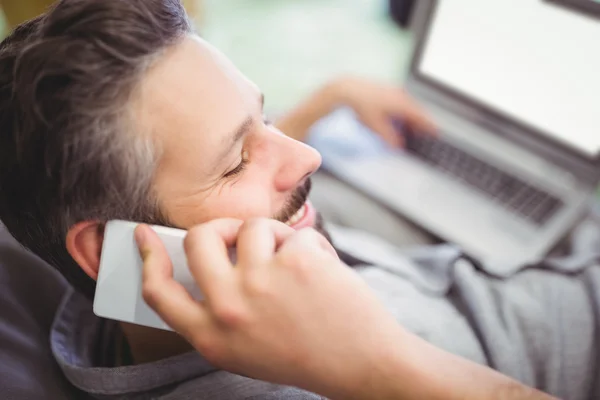 Empresário usando telefone celular no escritório — Fotografia de Stock