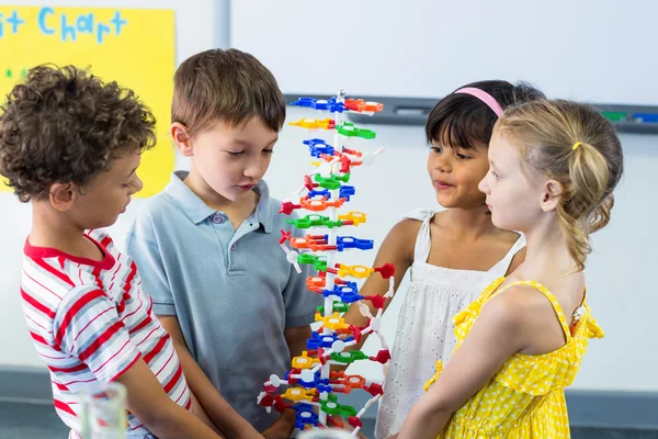 Crianças em idade escolar com modelo de ADN — Fotografia de Stock