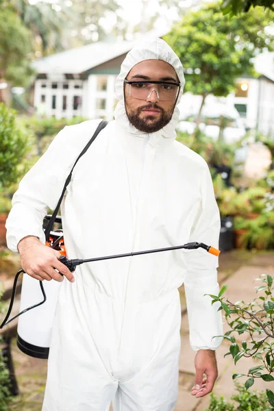 Muž vědec, postřik pesticidy — Stock fotografie