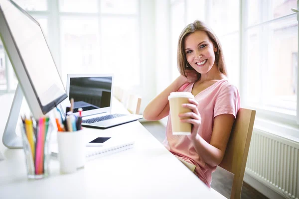 Designer hält Einweg-Kaffeetasse — Stockfoto