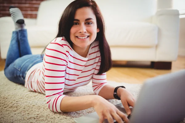 Donna sorridente utilizzando il computer portatile — Foto Stock