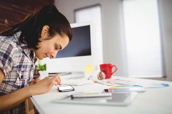 Femme utilisant le téléphone dans le bureau — Photo