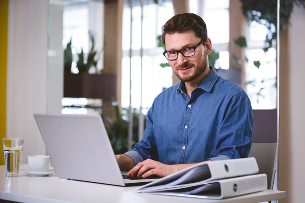 Homem de negócios trabalhando no laptop — Fotografia de Stock