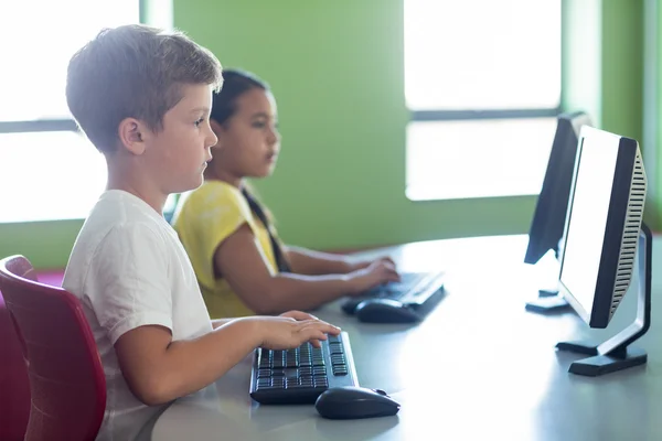 Children using computers — Stock Photo, Image