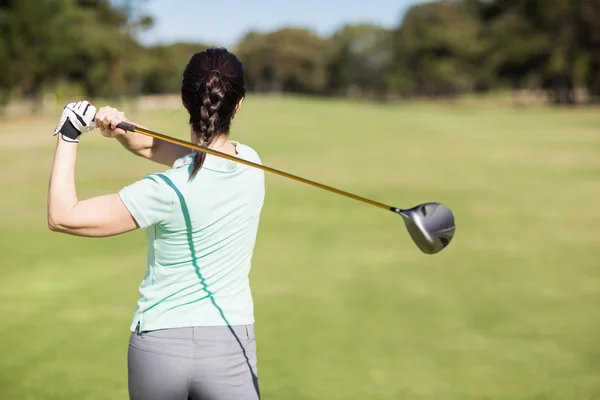 Golfista mulher tomando tiro — Fotografia de Stock