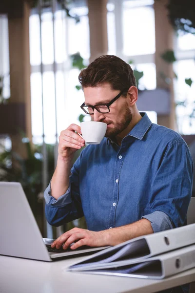 Businessman drinking coffee — Stock Photo, Image