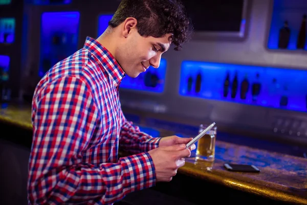 Człowiek za pomocą cyfrowego tabletu przez licznik bar — Zdjęcie stockowe