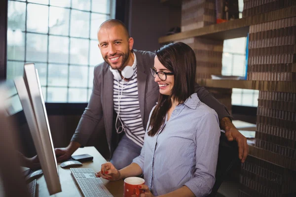 Creative colleagues at computer desk — Stock Photo, Image