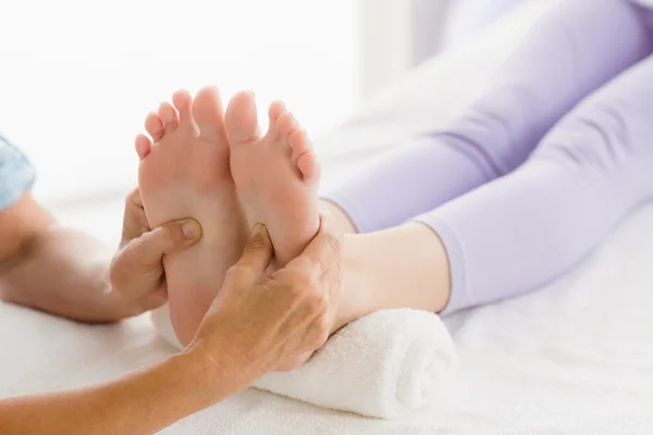 Masseur geven voetmassage met vrouw — Stockfoto