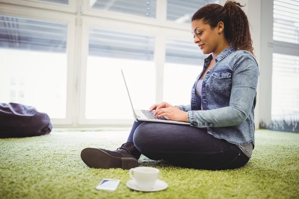 Femme d'affaires travaillant avec ordinateur portable — Photo