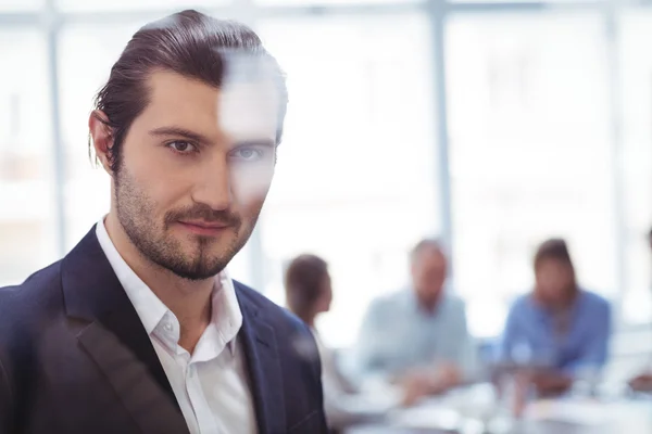 Zakenman aan office gezien door glas — Stockfoto