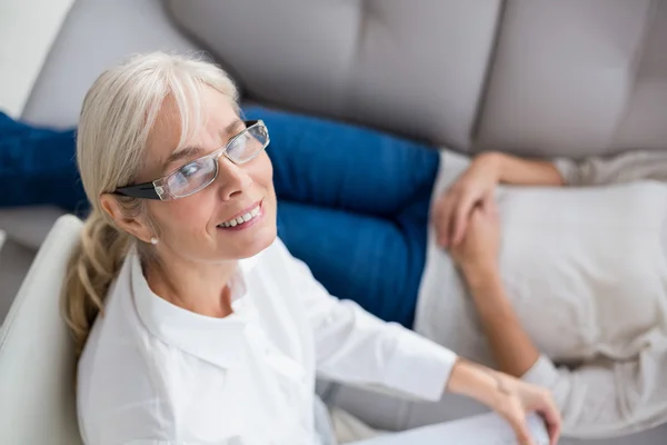 Terapeuta sonriente por mujer — Foto de Stock