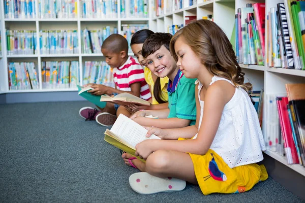 Studenti che leggono libri — Foto Stock