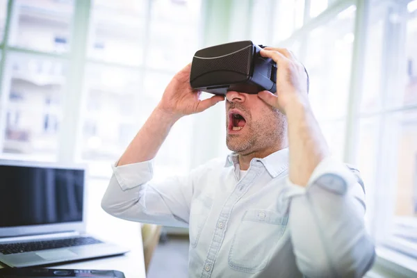 Designer gráfico usando headset de realidade virtual — Fotografia de Stock