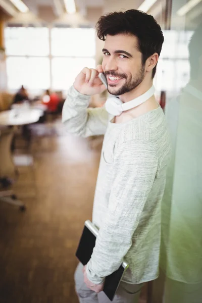 Ung affärsman med telefonen — Stockfoto