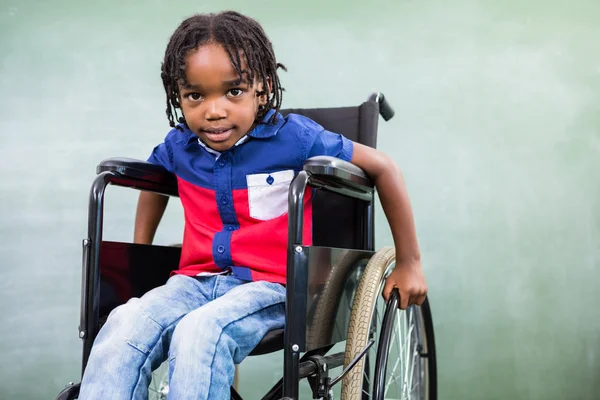 Elementarne niepełnosprawnych chłopiec w klasie — Zdjęcie stockowe