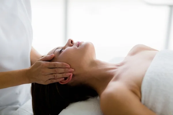 Woman receiving massage from masseur — Stock Photo, Image