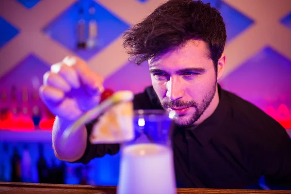 Barman organizando frutas em copo de coquetel — Fotografia de Stock