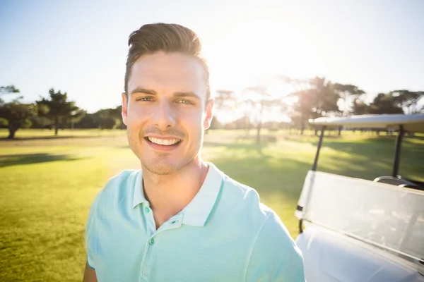 Golfer man die op veld — Stockfoto