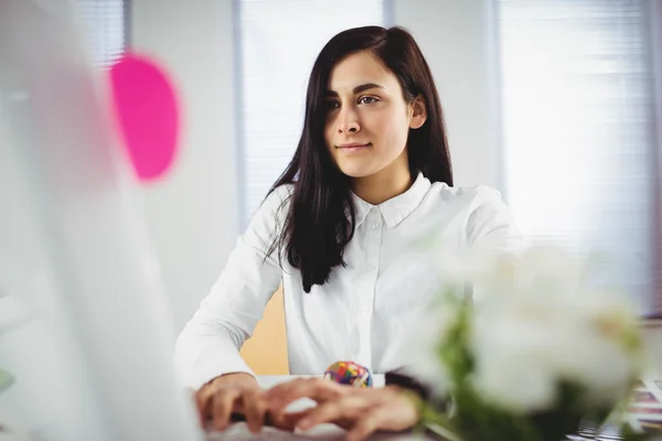 Focused woman working in office — Stock Photo, Image