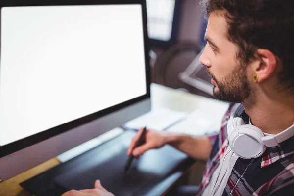 Diseñador gráfico mirando el monitor de la computadora — Foto de Stock