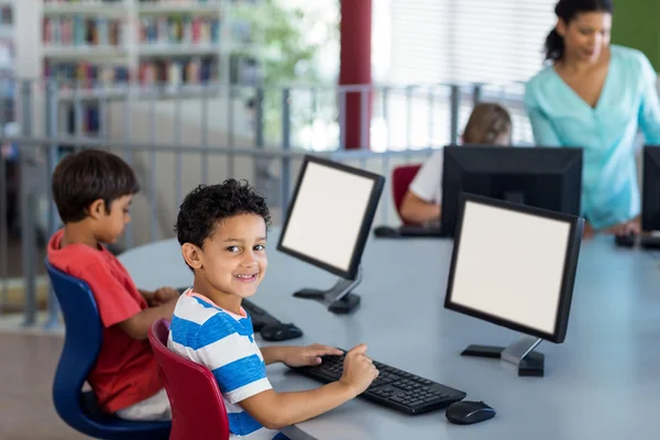 Compañeros de clase y profesor durante la clase de informática — Foto de Stock