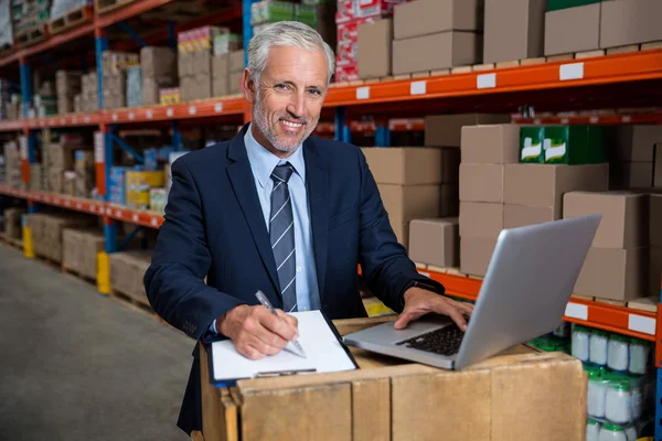 Uomo d'affari concentrato durante il suo lavoro — Foto Stock