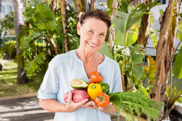 Kvinna anläggning frukter och grönsaker — Stockfoto