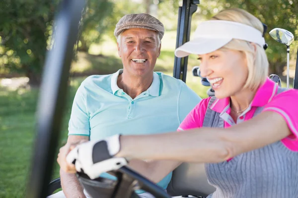 Ouder paar genieten in golf buggy — Stockfoto