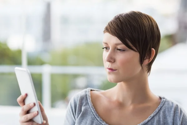 Frau benutzte Handy — Stockfoto