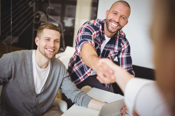 Gente de negocios moviendo las manos — Foto de Stock