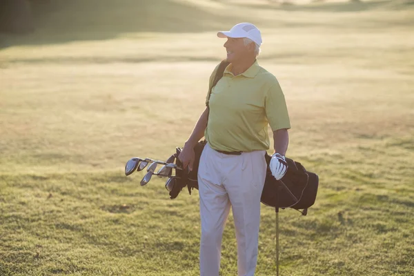 Hombre feliz llevando bolsa de golf —  Fotos de Stock