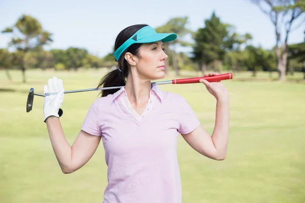 Självsäker kvinna redovisade golf club — Stockfoto