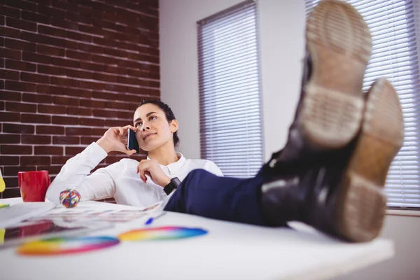 Donna che parla al telefono in ufficio — Foto Stock