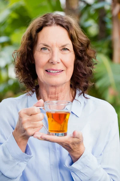 Reife Frau trinkt Kräutertee — Stockfoto