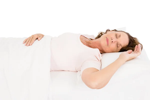 Mulher madura relaxante na cama — Fotografia de Stock